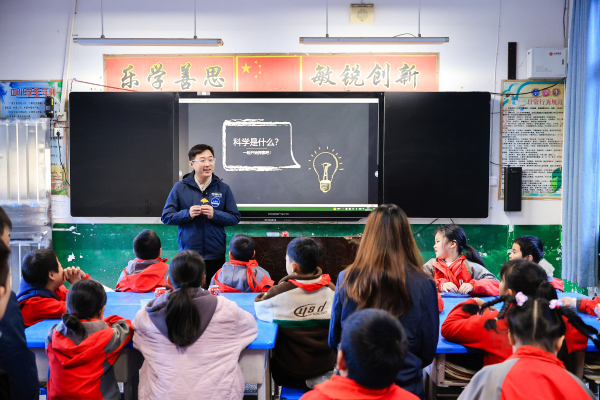 上汽大众携志愿者赴恩施希望小学,推动科学人文教育融合
