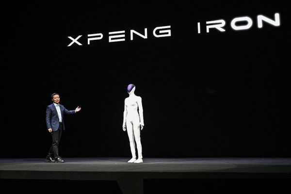 何小鹏:人形机器人明年底量产,软硬件标准要符合甚至超过“车规”