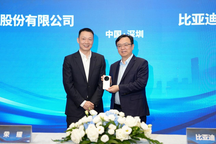 比亚迪与荣耀达成深度战略合作,共建手机车机跨界互融生态体系
