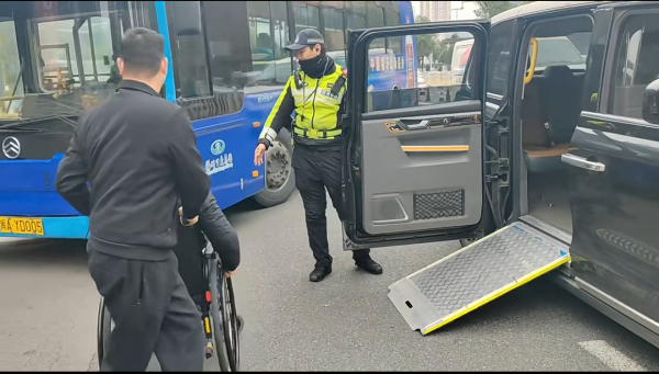 曹操出行“礼帽”专车部分车辆无障碍服务承诺未兑现，残障人士打车如开“盲盒”