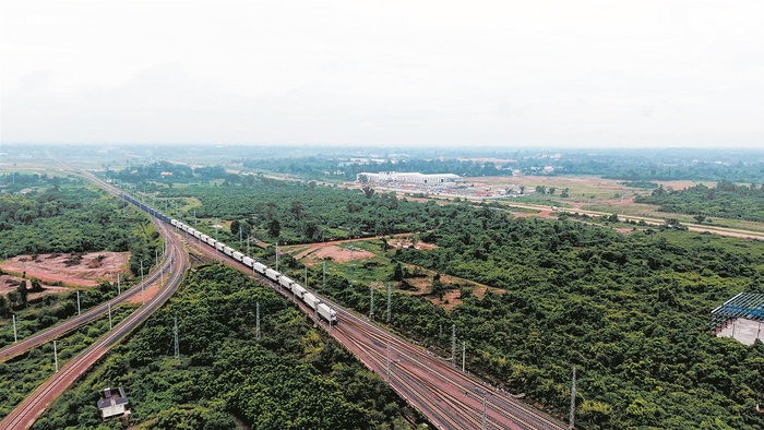 中老铁路为国产新能源汽车开拓国际市场提供了便捷高效的物流通道。供图