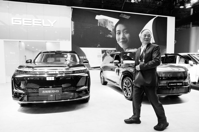 李书福在吉利汽车“营收3500亿”巅峰时刻交棒 安聪慧续推“一个吉利”面临三重大考